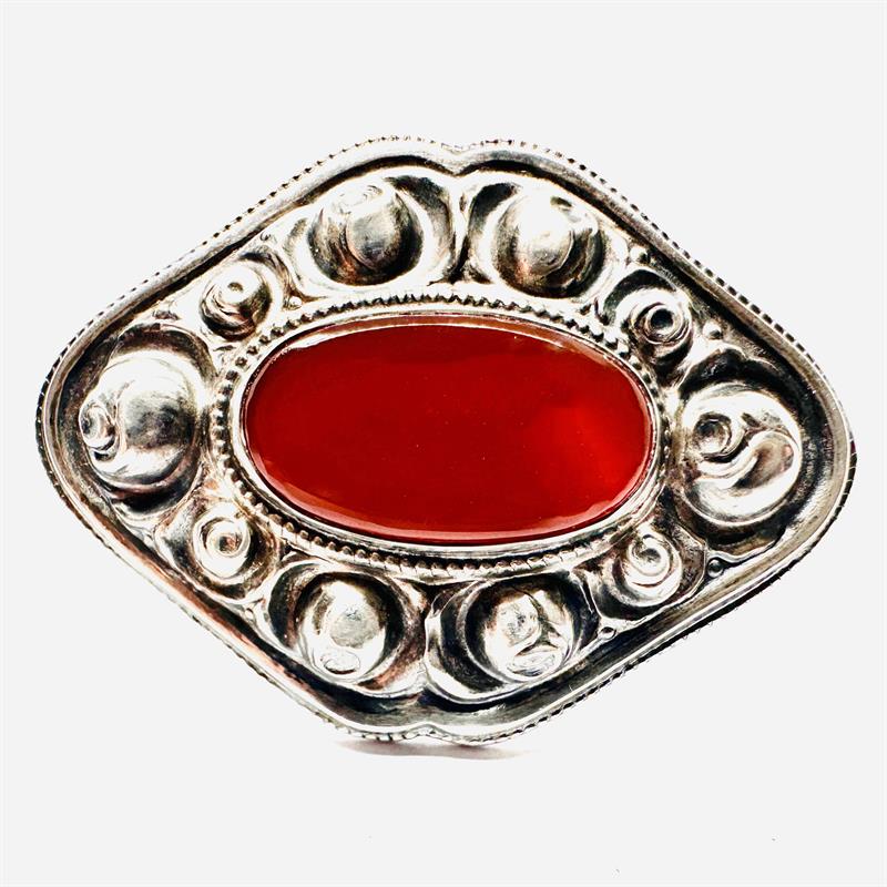 Secesní stříbrná brož s karneolem