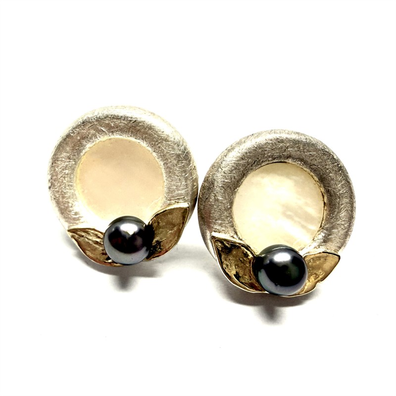 Originální stříbrné náušnice s perletí a černou perlou
