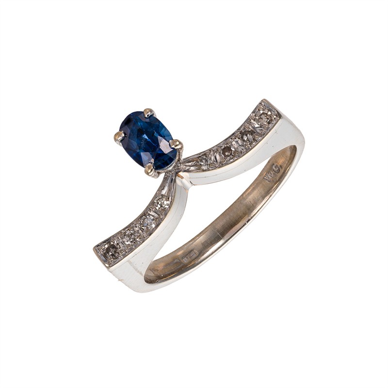 Zlatý prsten s přírodním safírem a přírodními diamanty