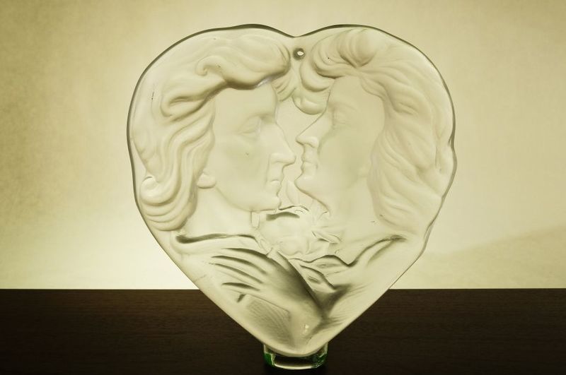 Skleněná závěsná plastika ve tvaru srdce - POLIBEK