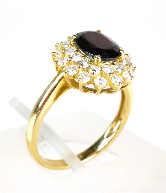 Zlatý prsten s granátem a brilianty