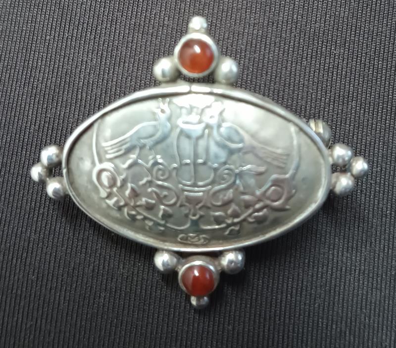 Secesní brož s ptáčky - stříbro , karneol