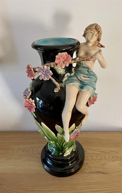 Figurální váza, majolika