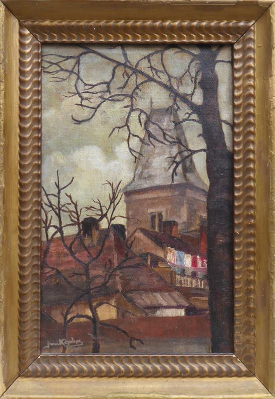 Pohled na kostelní věž se střechami