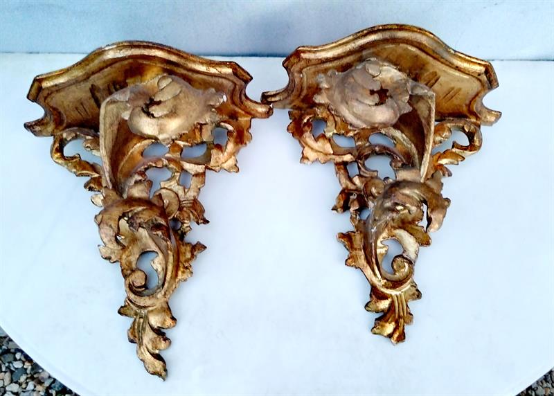 Vyřezáváné zlacené konzole