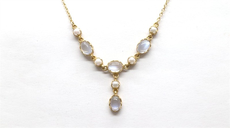 Zlatý náhrdelník s měsíčními kameny a perličkami