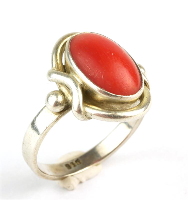 Stříbrný prsten s korálem