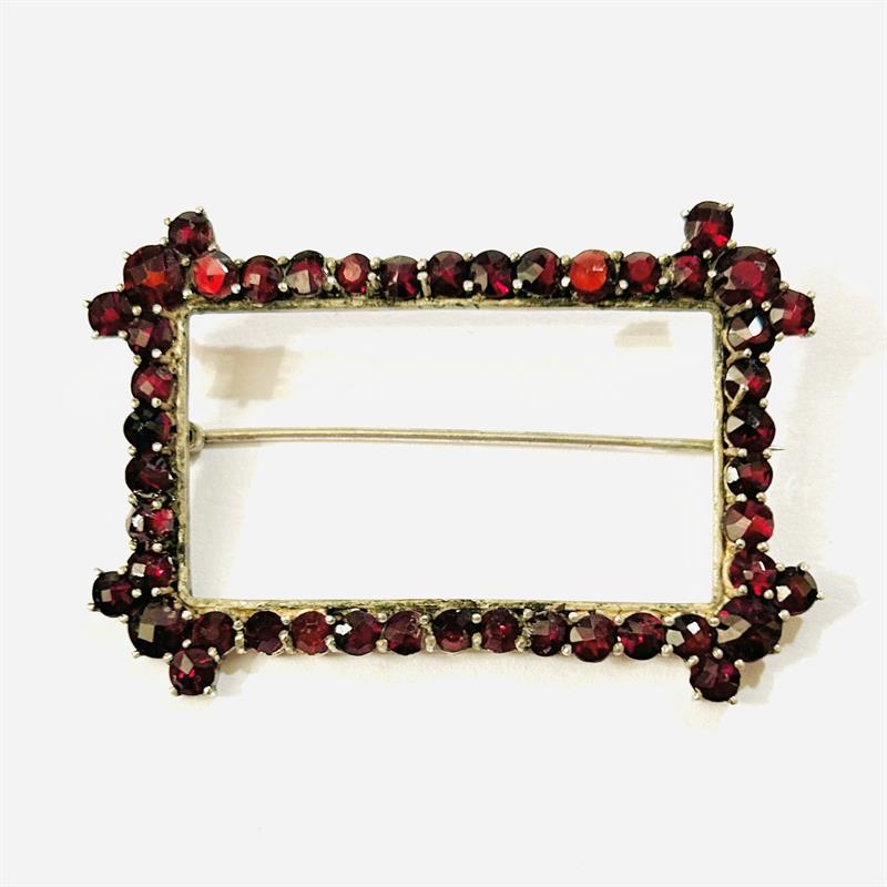 Stříbrná art-deco brož s českými granáty