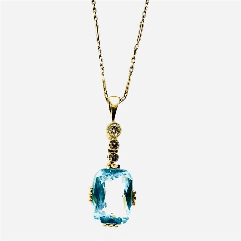 Zlatý závěs s brilianty a modrým kamenem