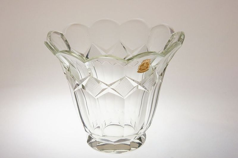 Bohatě broušená váza z čirého skla s původní nálepkou