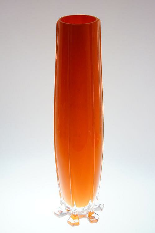 Secesní váza z Tango skla stojící na patce