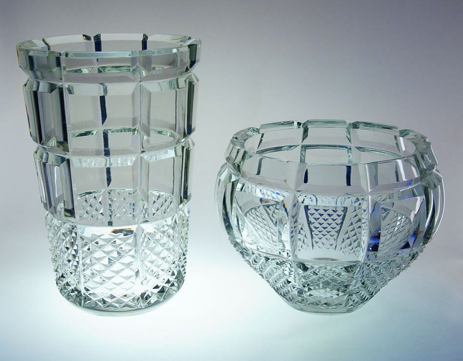 Souprava z masivního broušeného skla - váza a mísa s geometrickým dekorem
