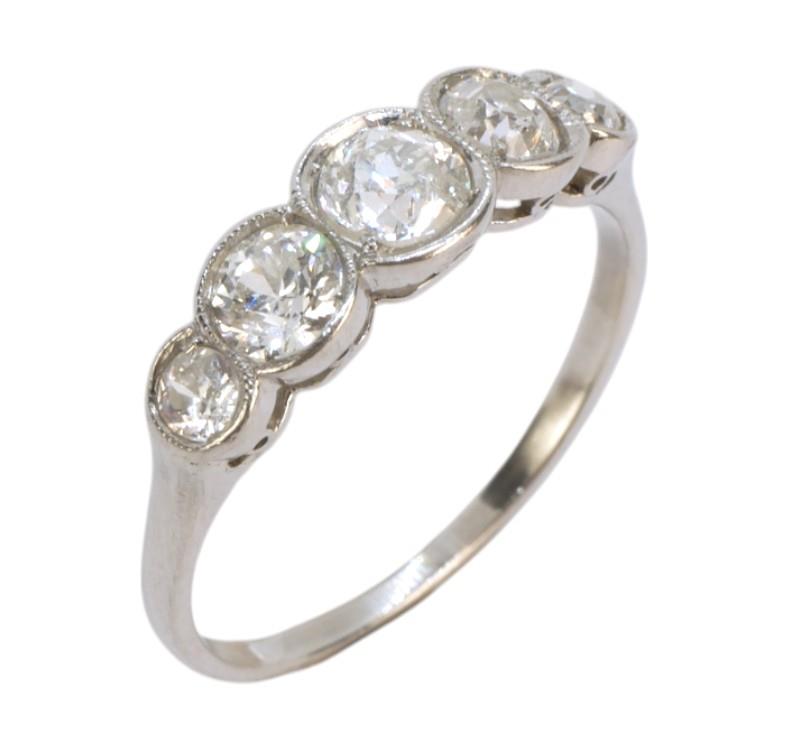 Platinový prsten s brilianty