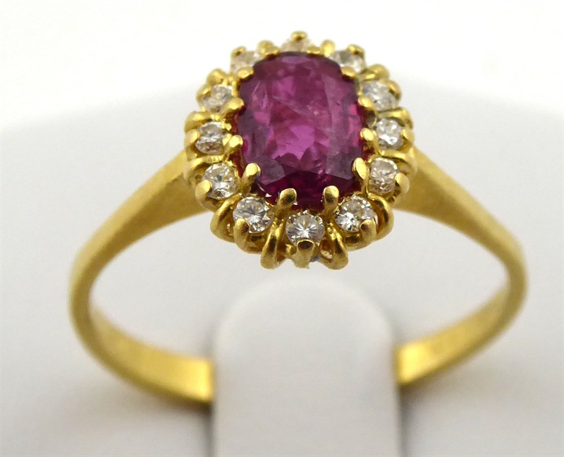 Zlatý prsten s rubínem a 12 diamanty 0,15 ct