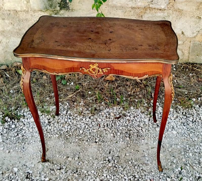 Bohatě intarzovaný stolek