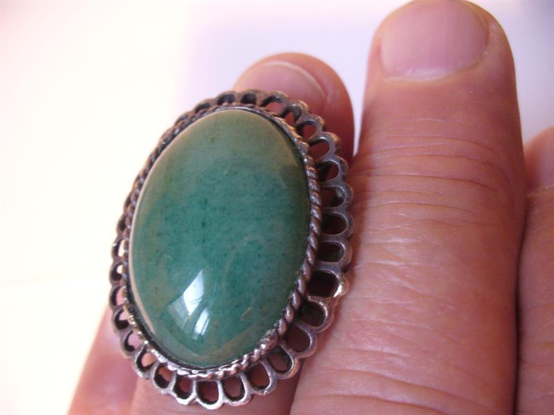 PRSTEN  S  VELKÝM  PŘÍRODNÍN  KAMENEM