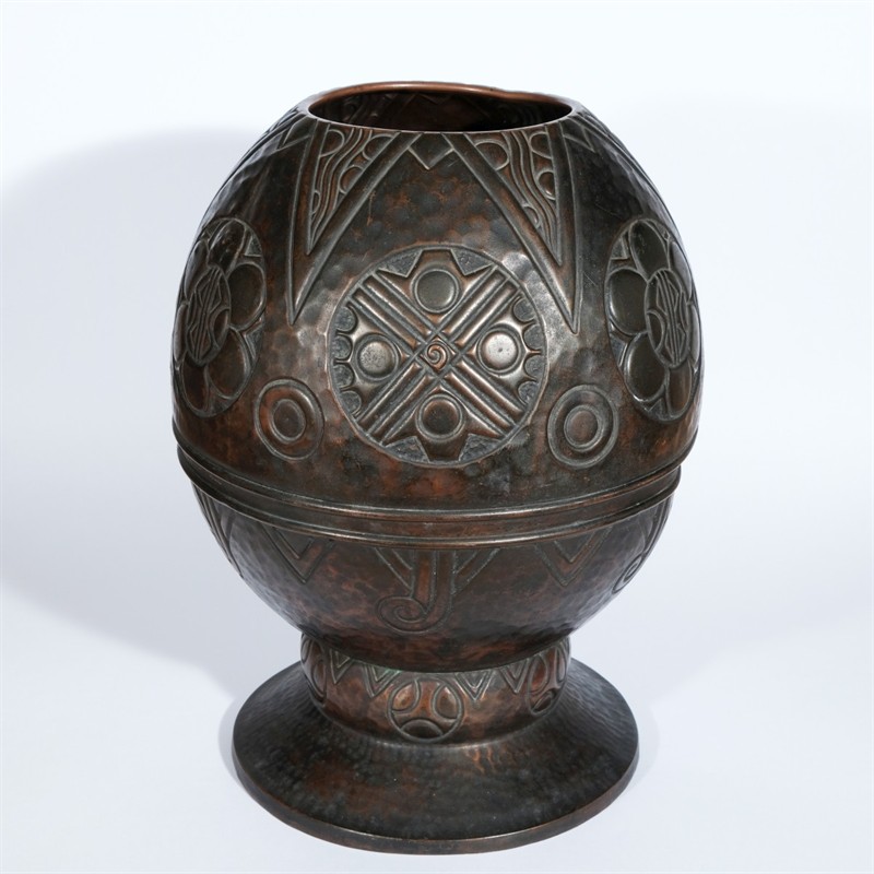 Velká ručně tepaná váza kolem 1930, asi Francie