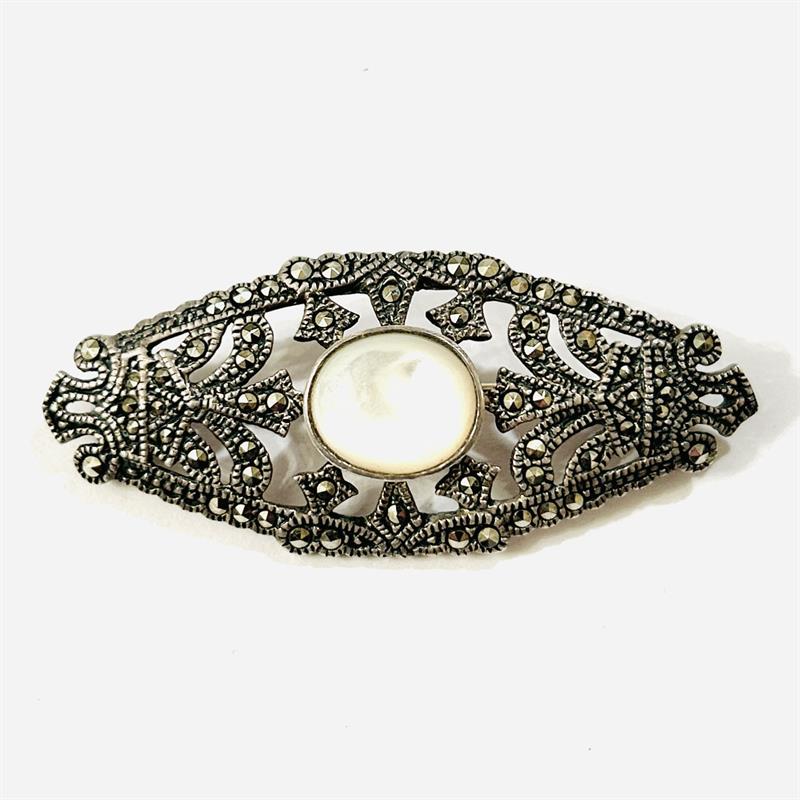 Stříbrná brož s perletí a markazity