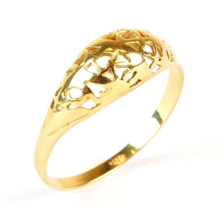 Zlatý prsten s prořezávanou hlaou