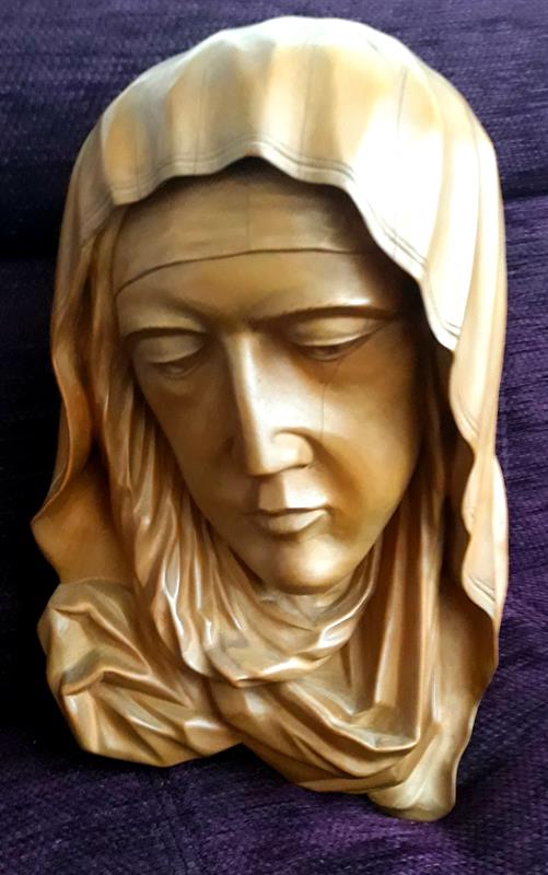 Dřevořezba Madony, švestkové dřevo.