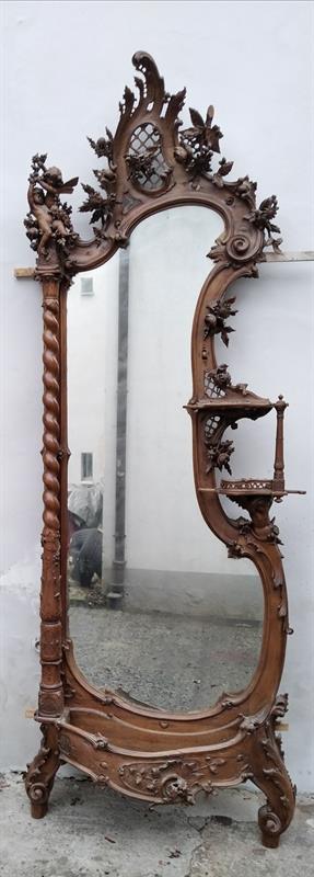 Vyřezáváné zrcadlo