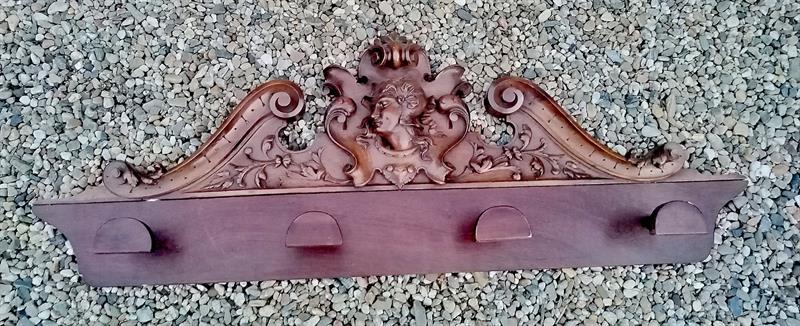 Vyřezáváný nástěnný věšák