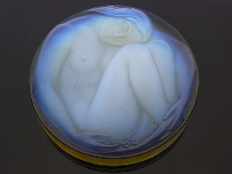 Těžítko s dívčím aktem