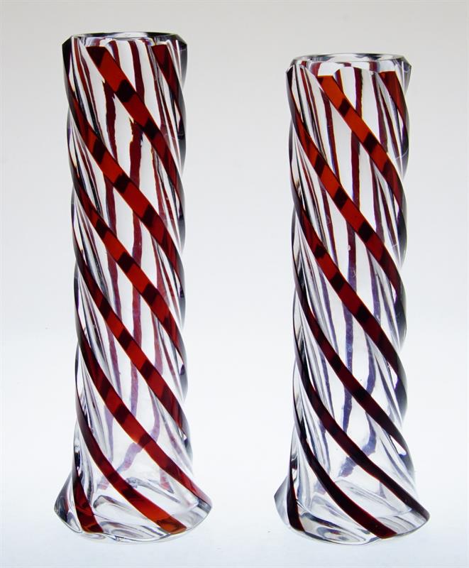 Art-Deco párové vázy na 1 květ, probrušované rubínové sklo