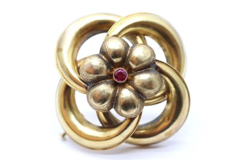 Zlatá brož s rubínem