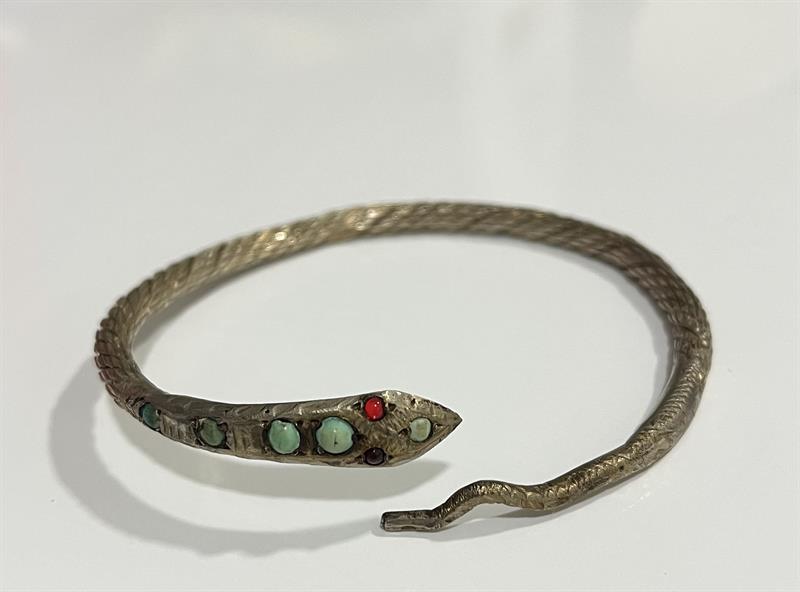 Stříbrný náramek had