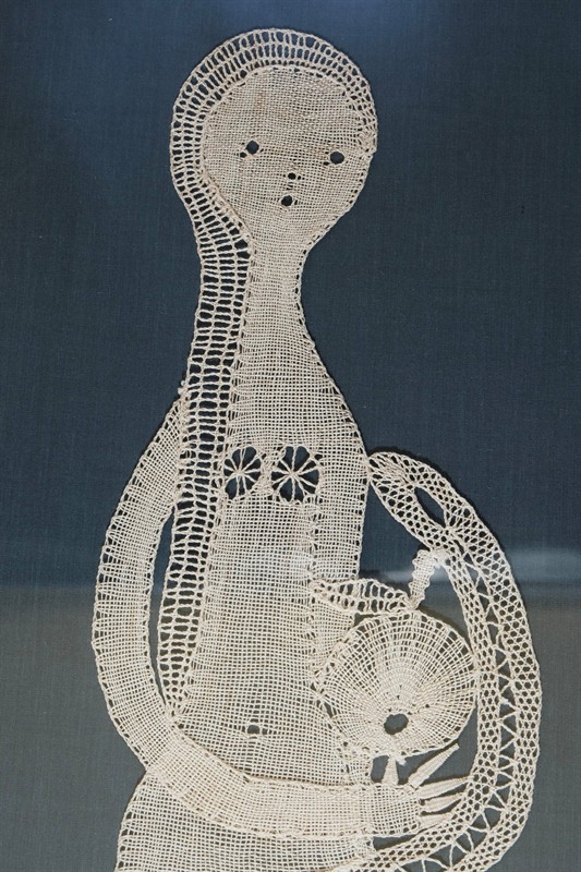 Paličkovaná krajka Eva s hadem, rám 68,5 x 29 cm