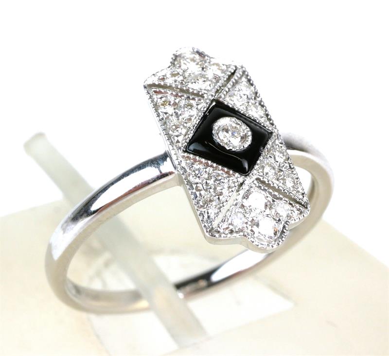 Zlatý prsten s onyxem a diamanty