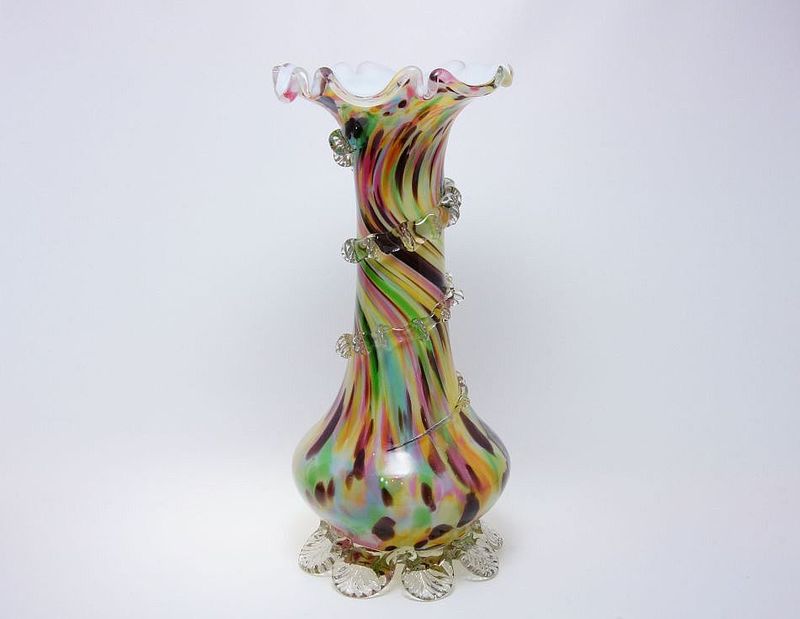 Secesní váza z brokového skla ovíjená hutně štípaným nálepem