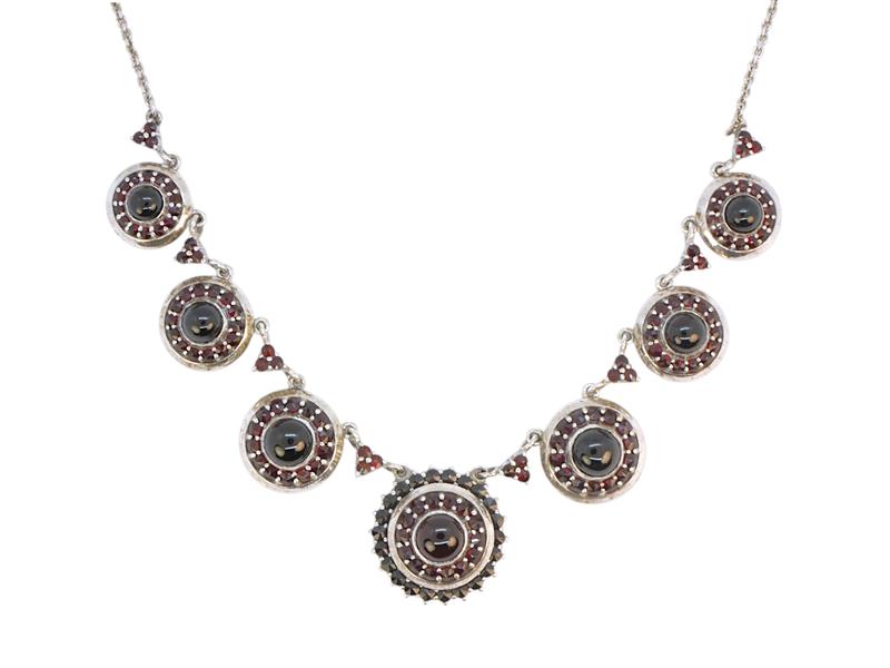 Strířbný náhrdelník s českými granáty