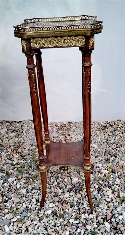 Odkladaci stolek, stolek na květinu