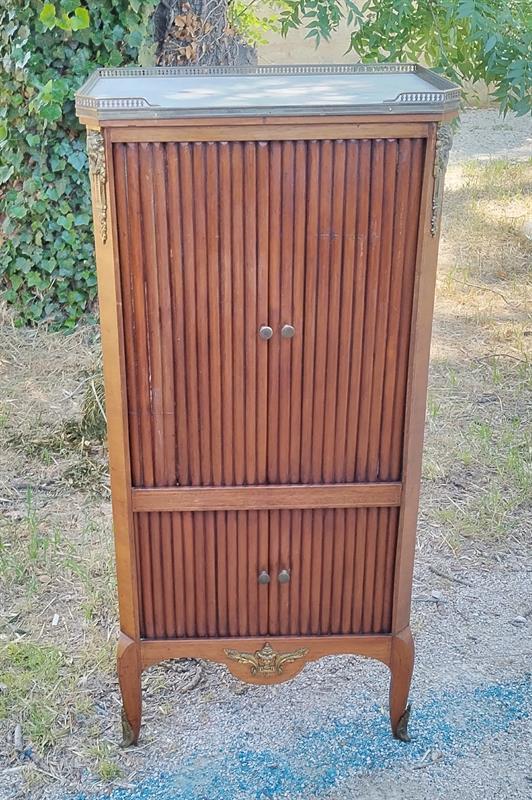 Skříňka s mramorem