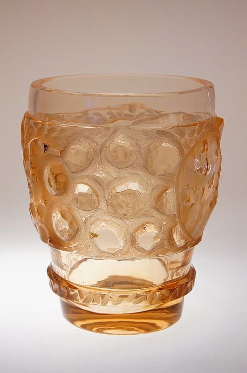 Brošená reliéfní váza z rozalinového skla Kamenický Šenov