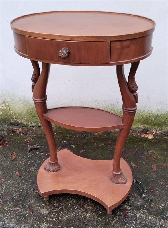 Vyřezáváný stolek