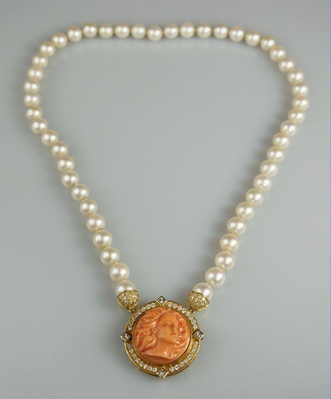 Náhrdelník s perlami, diamanty a korálem