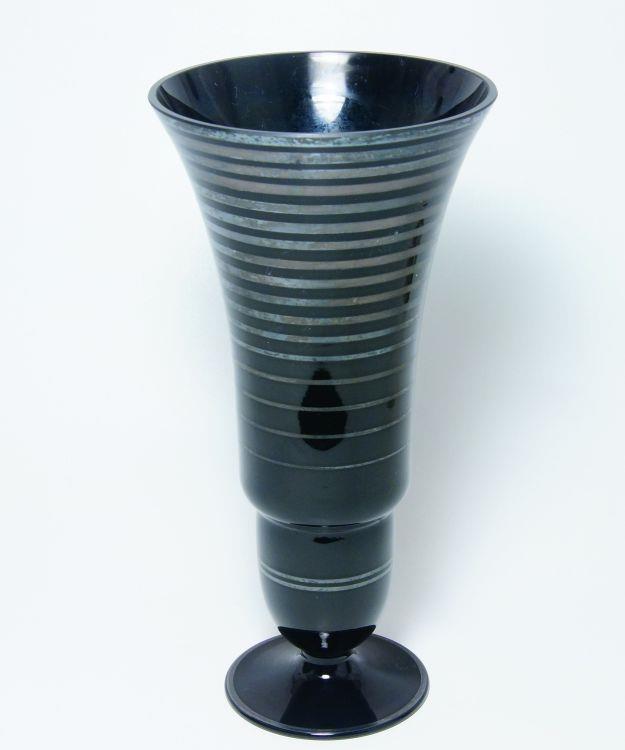 ART - DECO váza hyalitové sklo, stříbrný geometrický dekor