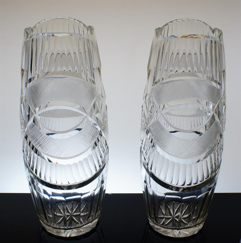 Pár velkých bohatě broušených váz ve stylu ART - DECO