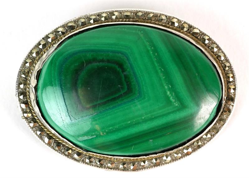 Stříbrná brož s malachitem a markazity