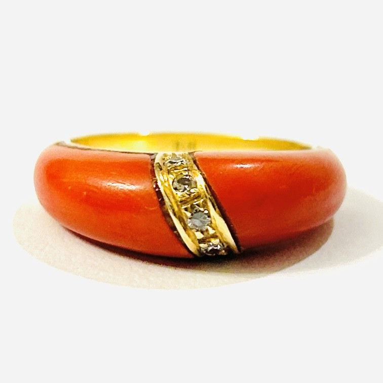 Zlatý ateliérový prsten s diamanty a korály