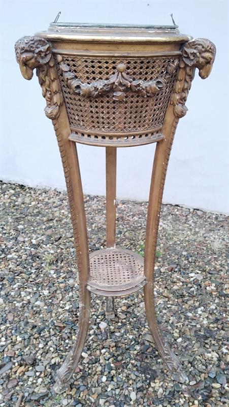 Vyřezáváný stojan na květiny