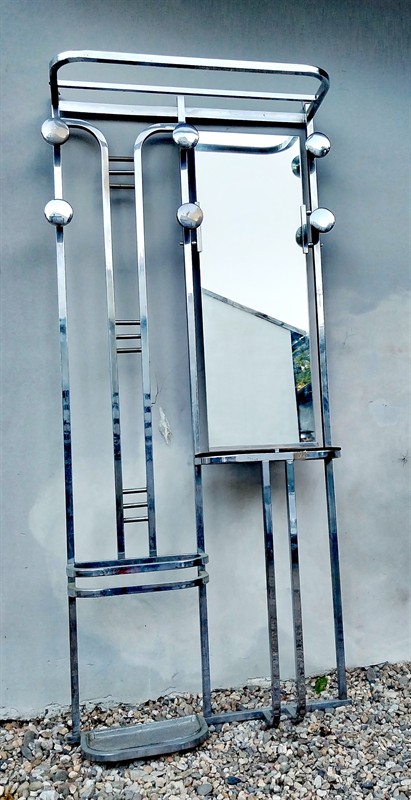 Chromová věšáková stěna