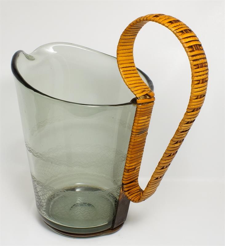 Džbán ve stylu BAUHAUS s elegantním uchem opleteným lýkem