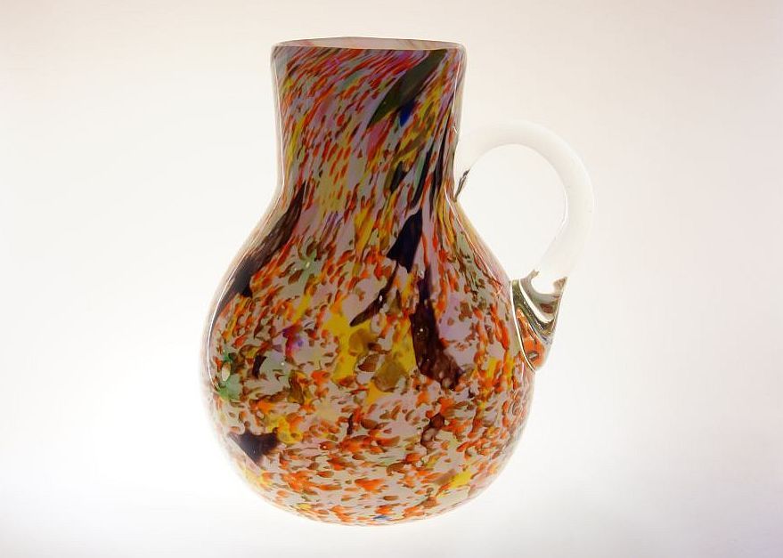 Secesní džbán z pestrobarevného brokového skla