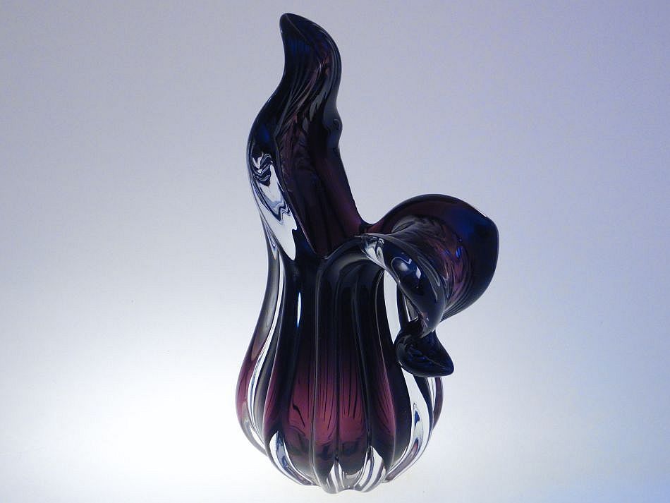 Váza z hutního ametystového skla