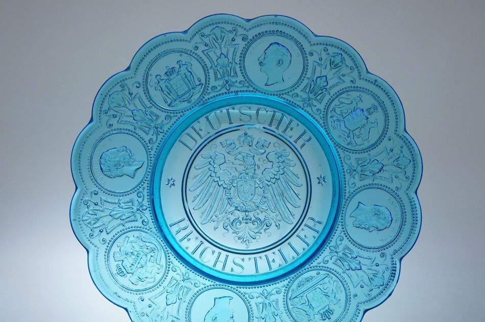 Deutscher Reichsteller - velmi staré lisované sklo kolem roku 1900