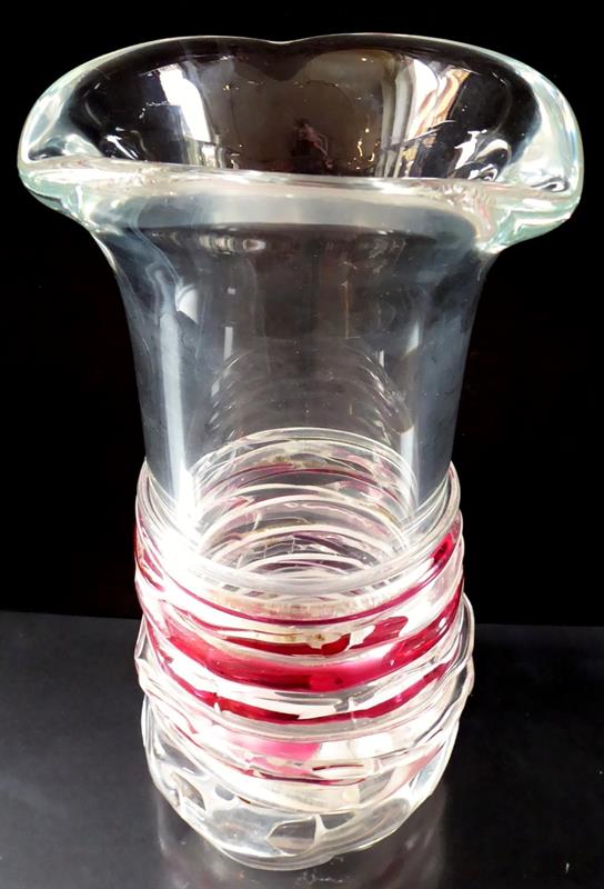 Silnostěnná váza opřádaná rubínovými a bílými nitěmi